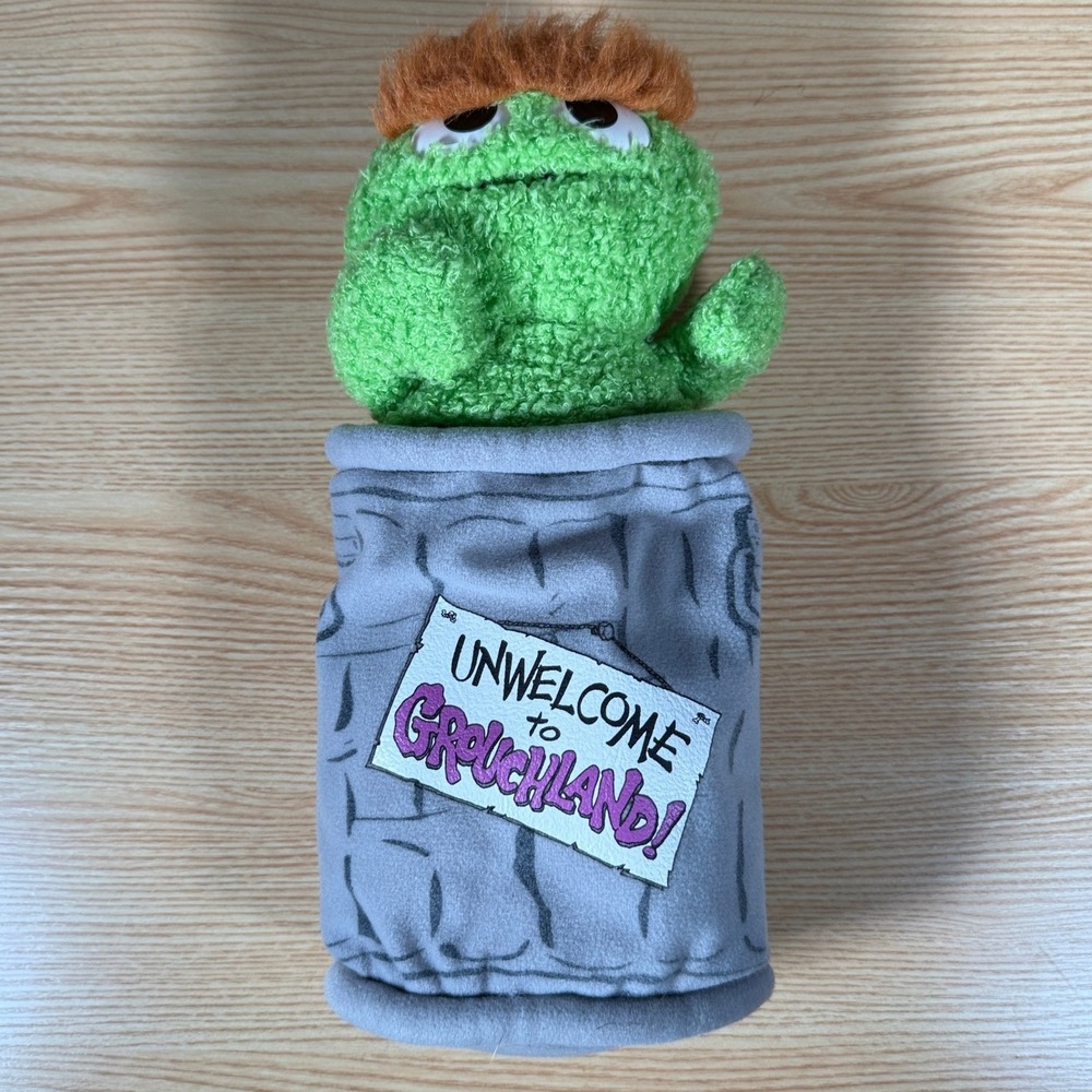 Sesame Street Oscar the Grouch Unwelcome to Grouchland Plush Toy 1999 39062